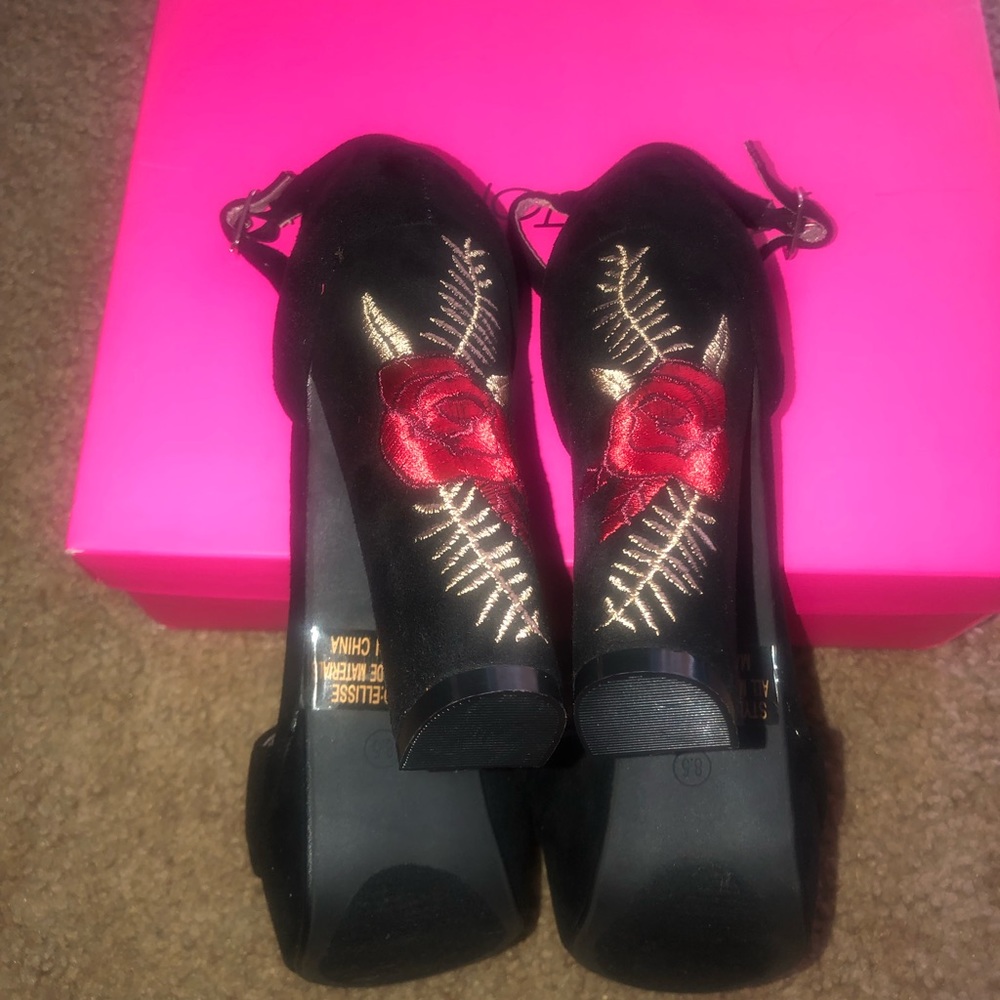 VERY CUTE HIGH HEEL SANDAL-RUNS NARROW. NEW WITHOUT TAGS…